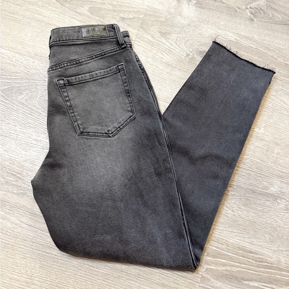 •HOLLISTER• ULTRA HIGH RISE MOM JEANS